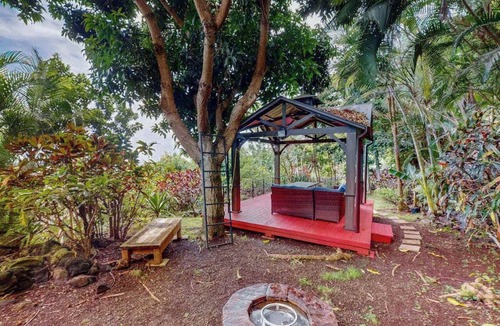 Kailua-Kona Apartment | Cozy Kona Ohana Studio with Lanai, Ocean Views, Gazebo & Firepit