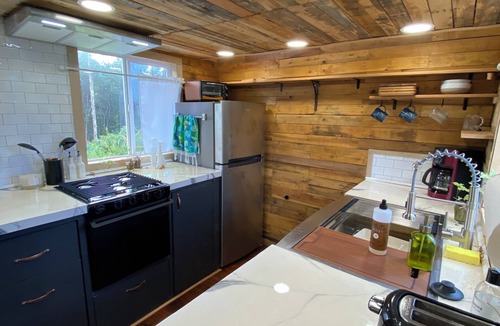 Keaau Cottage | Cozy Tiny House Near Hilo & Volcano with Private Outdoor Space