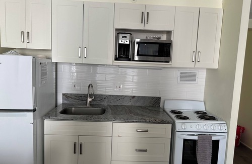 Waikiki Apartment | Cozy Waikiki Apt with FREE parking sleeps 4