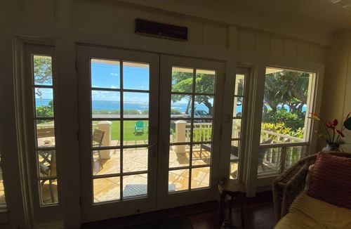 Kapaa Cottage | Dazzling Oceanfront Views in a Relaxing Vintage Cottage
