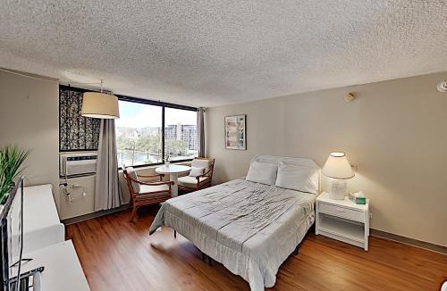 McCully - Moiliili Apartment | Delightful Hawaiian Monarch Studio