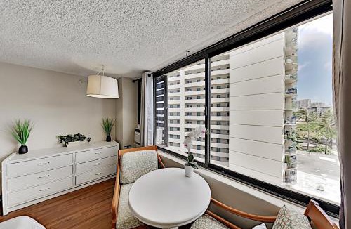 McCully - Moiliili Apartment | Delightful Hawaiian Monarch Studio