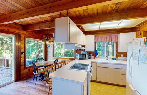 Otis Cabin | Dog friendly cabin with ocean view fast WiFi fireplace and washer dryer