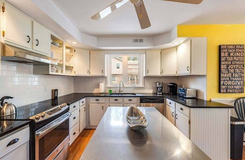 Cat Hill House | Dog-friendly South Bethany gem near the beach with central AC & fast WiFi