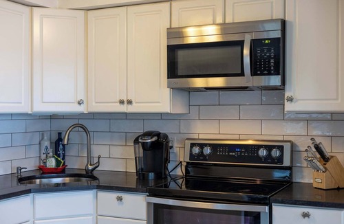 Wareham Center House | Edgewater Cottage | Right On The Ocean | Kayak & Fishing from a backyard oasis