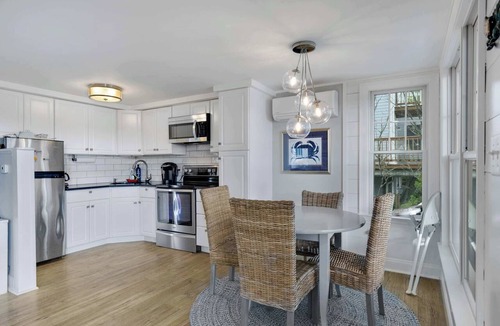 Wareham Center House | Edgewater Cottage | Right On The Ocean | Kayak & Fishing from a backyard oasis