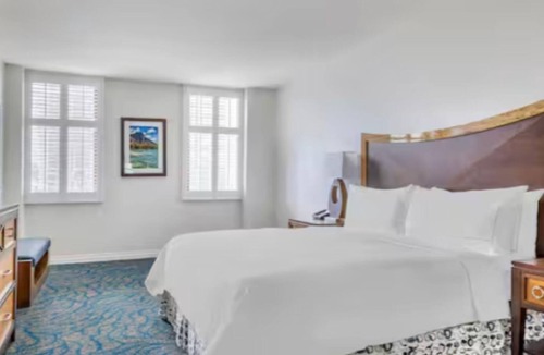 Waikiki Resort | Elevate Your Hawaiian Getaway at Lagoon Tower by Hilton – 2 Bd. Ocean View