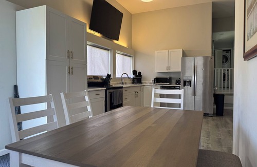 Hilo House | Embrace the soothing trade winds & let the ocean breeze carry your worries away