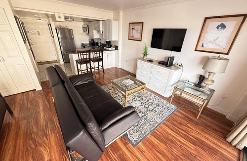 Waikiki Apartment | Enjoyable 1-bedroom condo with AC in charming Honolulu