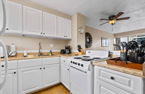 McCully - Moiliili Condo | Entire 2 Bedroom Condo, King Bed, FREE Parking, Sleeps 6, Walk to Waikiki Beach