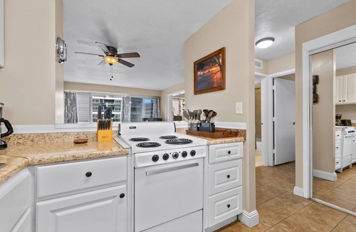 McCully - Moiliili Condo | Entire 2 Bedroom Condo, King Bed, FREE Parking, Sleeps 6, Walk to Waikiki Beach