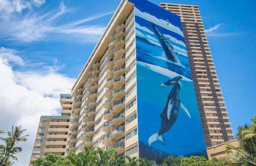 McCully - Moiliili Condo | Entire 2 Bedroom Condo, King Bed, FREE Parking, Sleeps 6, Walk to Waikiki Beach