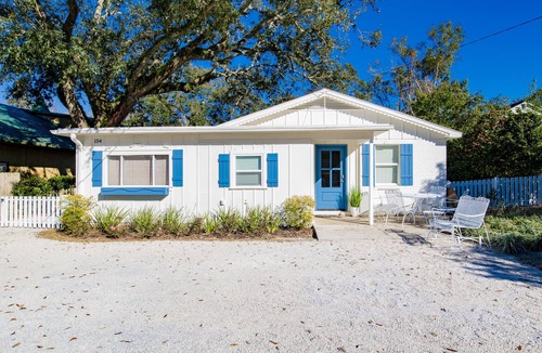 Fairhope Cottage | Fairhope Downtown Cottage Sleeps 10 "Walk to Town" Lots of Parking and Garage
