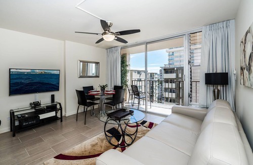 Waikiki Condo | Fairway Villa in the Heart of Waikiki by the Beach w/Rooftop Pool & Amenities