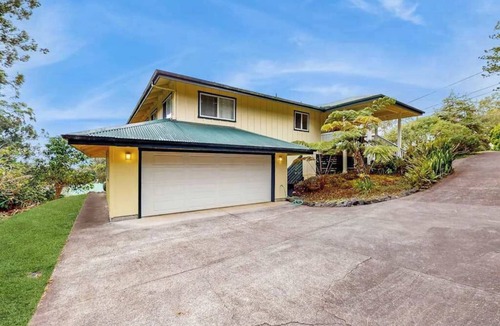 Kamuela House | Family Comfort with Mountain Views & Hot Tub in Waimea