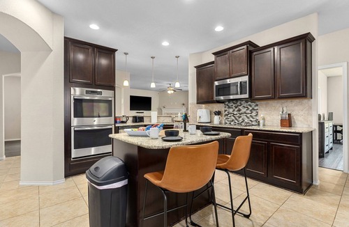 Temple House | Family Home Groups Welcome! 4 min to Dtwn Pet Friendly Sleeps 12+ PPL