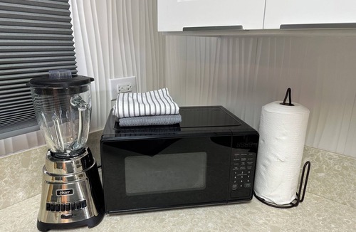 McCully - Moiliili Apartment | Fantastic 2-bedroom apartment sleeps 7 with FREE Parking in Waikiki