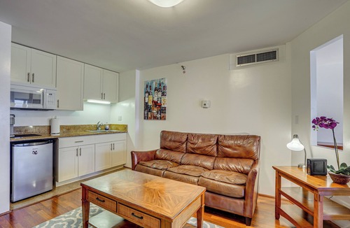 Downtown Honolulu Apartment | Free Parking Pool Harbor View Access Honolulu Gem!