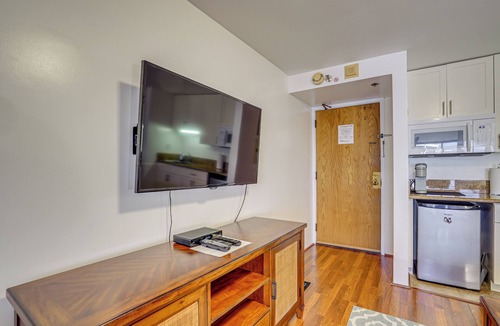 Downtown Honolulu Apartment | Free Parking Pool Harbor View Access Honolulu Gem!