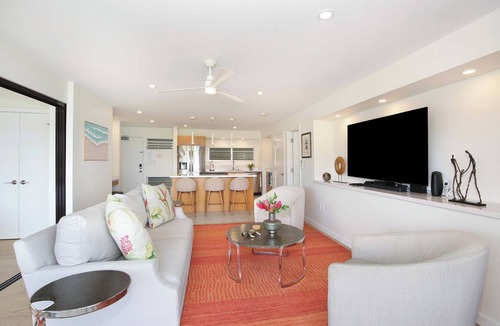 Waikiki Condo | Gorgeous BEACHFRONT Condo with Fabulous Ocean Views! Fully Renovated!