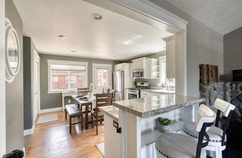 Southern Crossing House | Great location in Old Mill District ! ♥ Fenced Backyard, ♥ Pet Friendly!