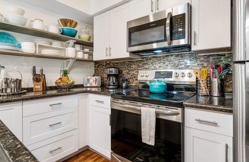 Kailua-Kona Condo | 🏖️Ground Floor Fully Upgraded Kona Condo Steps to Ocean Pool | AC