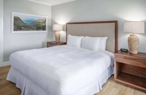 Hanamaulu Resort | Ground Floor Pool Garden Lanai. 4 Star Beachfront Resort. King Bed. AC.