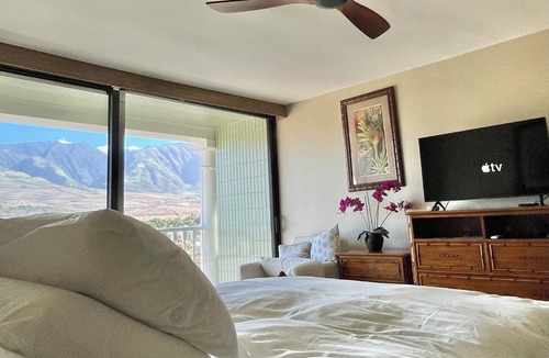 Historic Lahaina Front Street Hotel | Guest Favorite: Beachfront Studio Turtles, Monk Seals, Surf & Mountain View