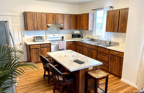Hilo House | Hale Kilauea Close to everything. 30 min drive - Kilauea Volcano. 1150sq