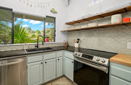 Princeville House | Hawaiian Bungalow ~A/C~ BBQ~ Near Beaches & Shops