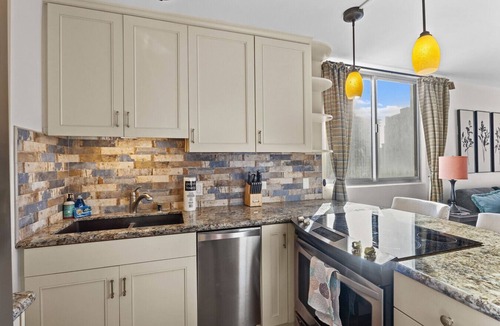 Ala Moana Apartment | Heart of Ala Moana|W/D, AC, Free Parking