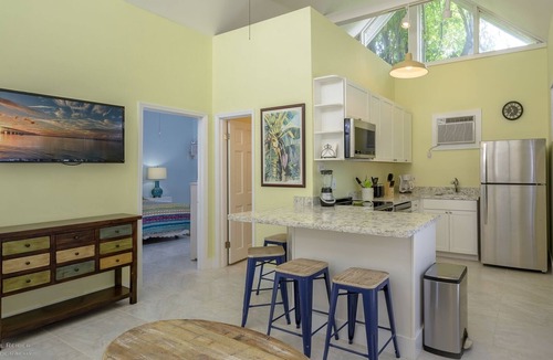 Old Town Cottage | HIDDEN OASIS 3 blocks from Duval