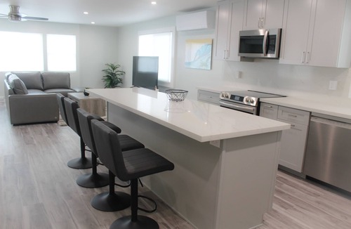 McCully - Moiliili Apartment | Impeccably Renovated Oasis 3-Bedroom in Honolulu