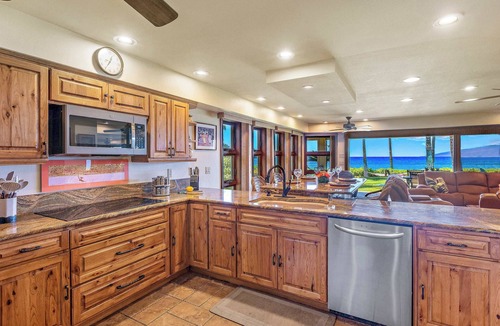 Downtown Lahaina House | Island Views Oceanfront 2 Master Bedrooms, Cold AC