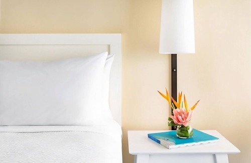 Waikiki Hotel | Just What You Were Looking For! 2 Relaxing Units, Outdoor Pool, Beach Access