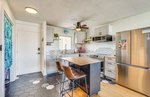Historic Kailua Village Condo | Kailua-Kona Condo w/Balcony: Walk to the Beach!