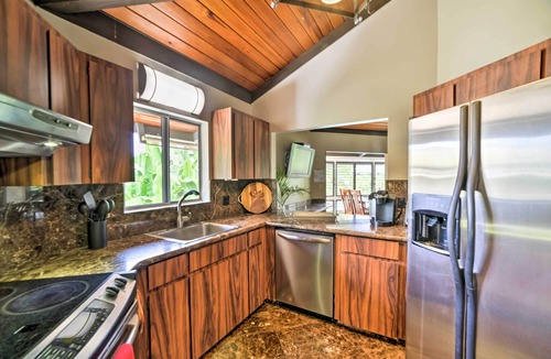 Kahaluu Bay House | Kailua-Kona Home w/Tropical Bar: Walk to Beach!