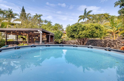 Kahaluu Bay House | Kailua-Kona Home w/Tropical Bar: Walk to Beach!