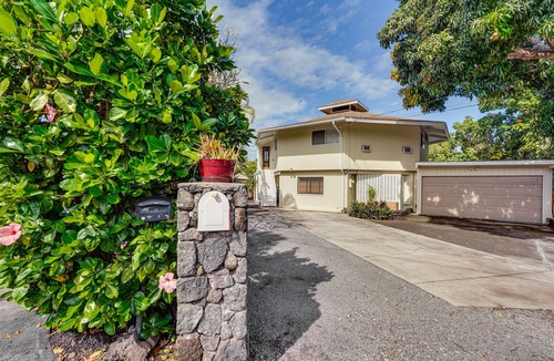 Kahaluu Bay House | Kailua-Kona Home w/Tropical Bar: Walk to Beach!