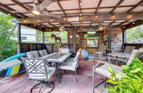 Kahaluu Bay House | Kailua-Kona Home w/Tropical Bar: Walk to Beach!