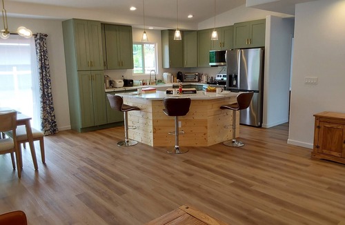 Ainaloa House | King-size Bed room in the house/Delightful house with WiFi in charming Pāhoa
