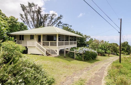 Kealakekua House | Kona Coffee Farm Guesthouse - with Ocean View!
