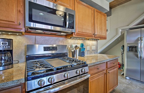 Historic Kailua Village Condo | Kona Condo w/View, Walk to Beach & Restaurants