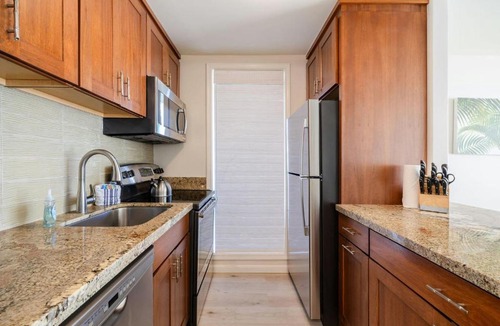 Historic Lahaina Front Street Apartment | Lahaina Shores Beach Resort By Castle