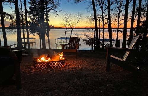 Fort Gaines House | Lake front home w/gorgeous sunsets from dock for families or fishing groups!