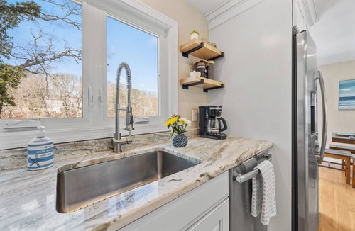 Centerville House | *LAKE VIEWS* 0.2 miles to the beach at lake* Renovated 4bds