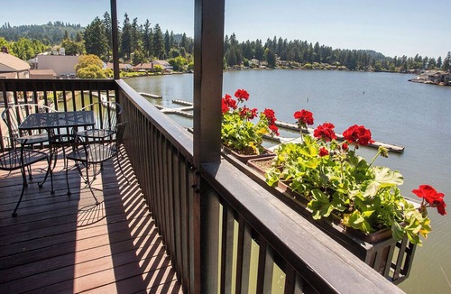 Foothills Hotel | Lakeshore Inn