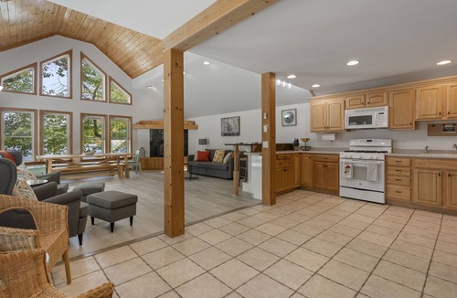 Gray House | Lakeside Living wsandy beach, gas fireplace -easy 25 minute commute to Portland