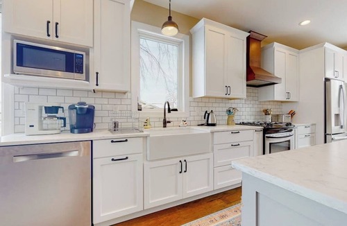 Malletts Bay House | Lakeside retreat with grill, fireplace, W/D, AC & sunset views - dog-friendly