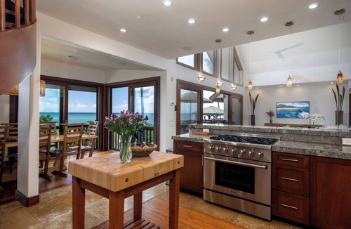 Haleiwa House | Large Luxury Beachfront Family Estate Chun's Reef A/C Hot Tub